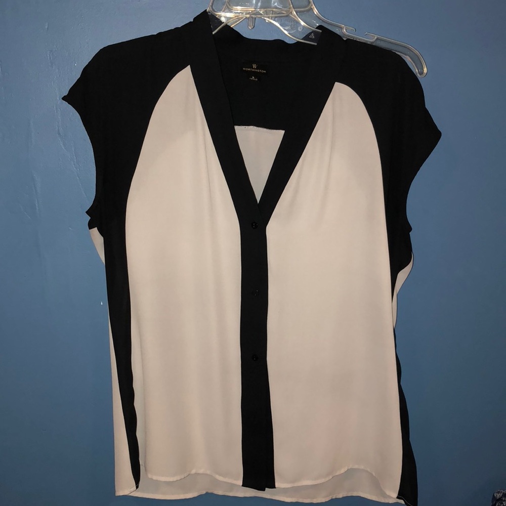 Adorable black & white top!